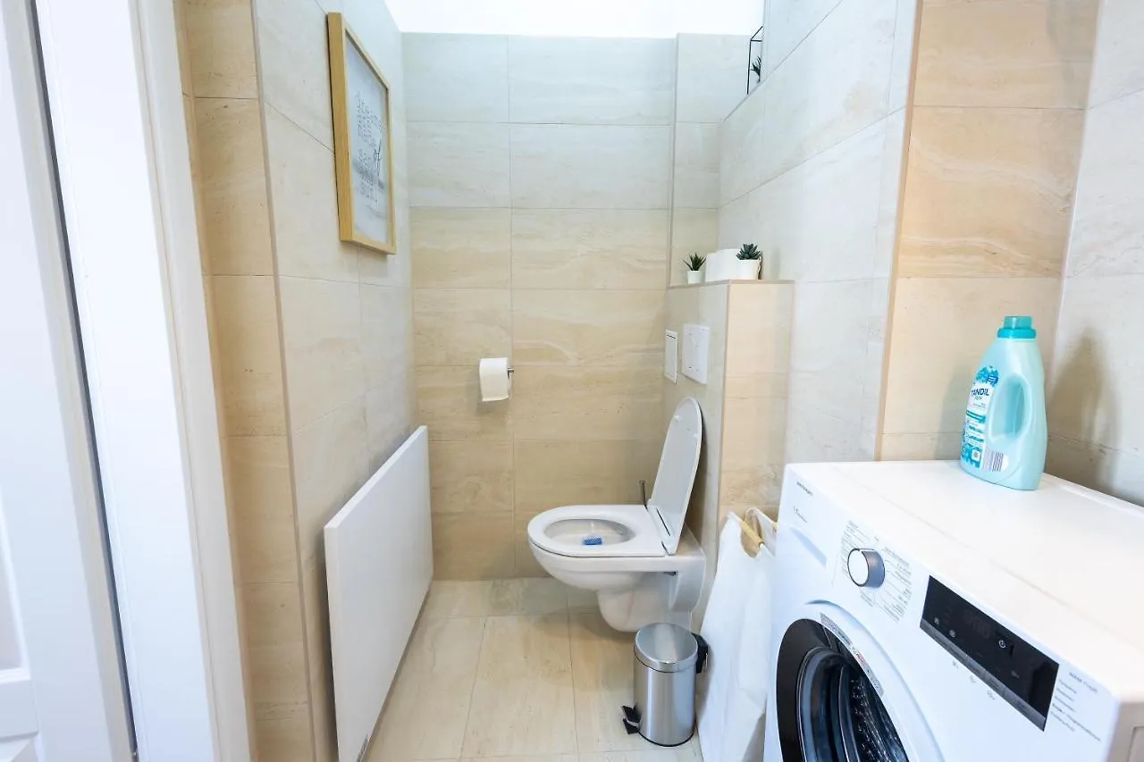Regal Retreat Intimate Elegance Near Schoenbrunn Palace Viena Apartament