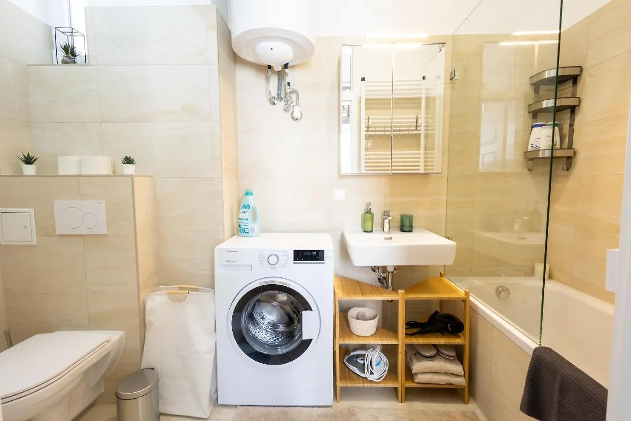 Apartment Regal Retreat Intimate Elegance Near Schoenbrunn Palace Vienna