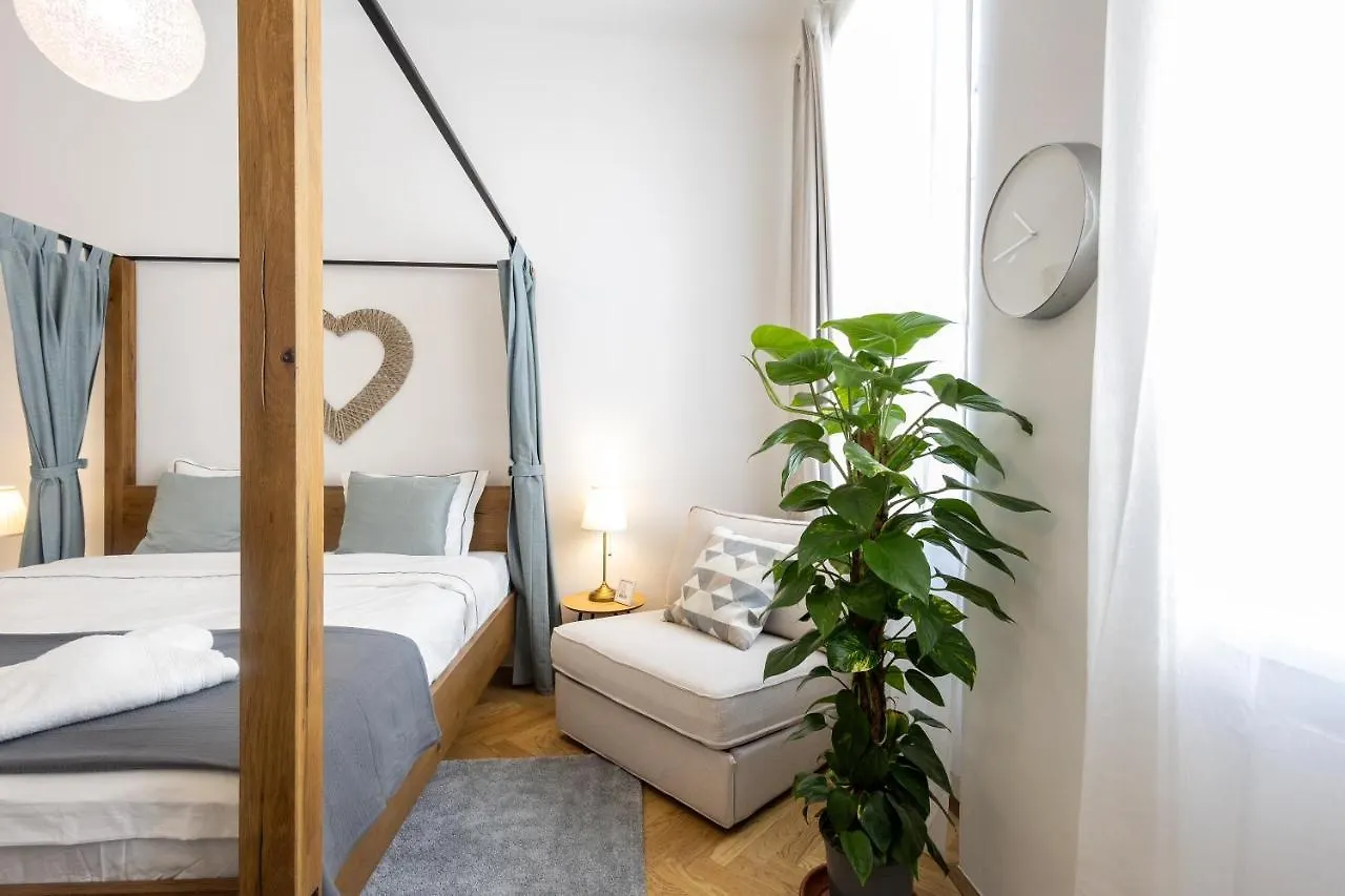 Regal Retreat Intimate Elegance Near Schoenbrunn Palace Vienna Apartment