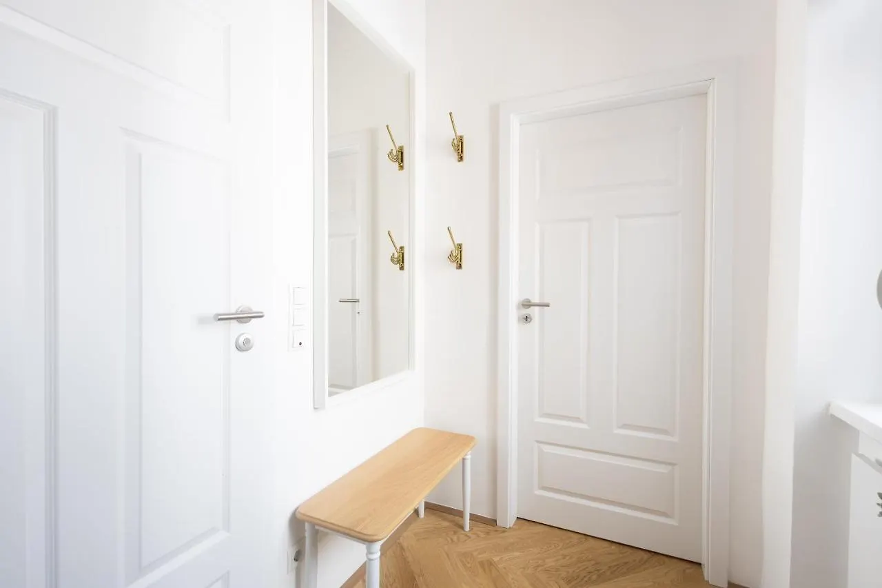 Regal Retreat Intimate Elegance Near Schoenbrunn Palace Viena