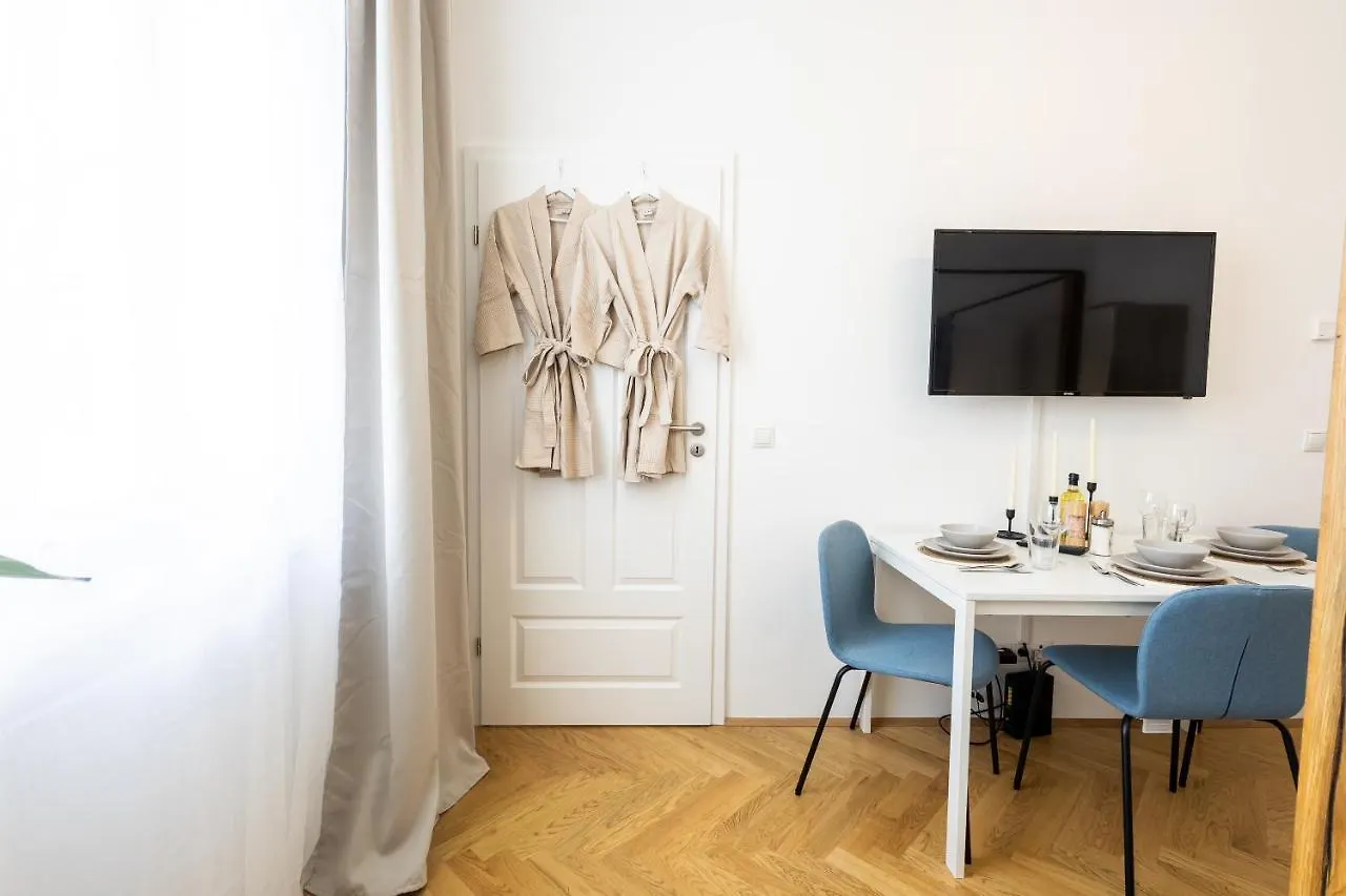 Regal Retreat Intimate Elegance Near Schoenbrunn Palace Viena Austria