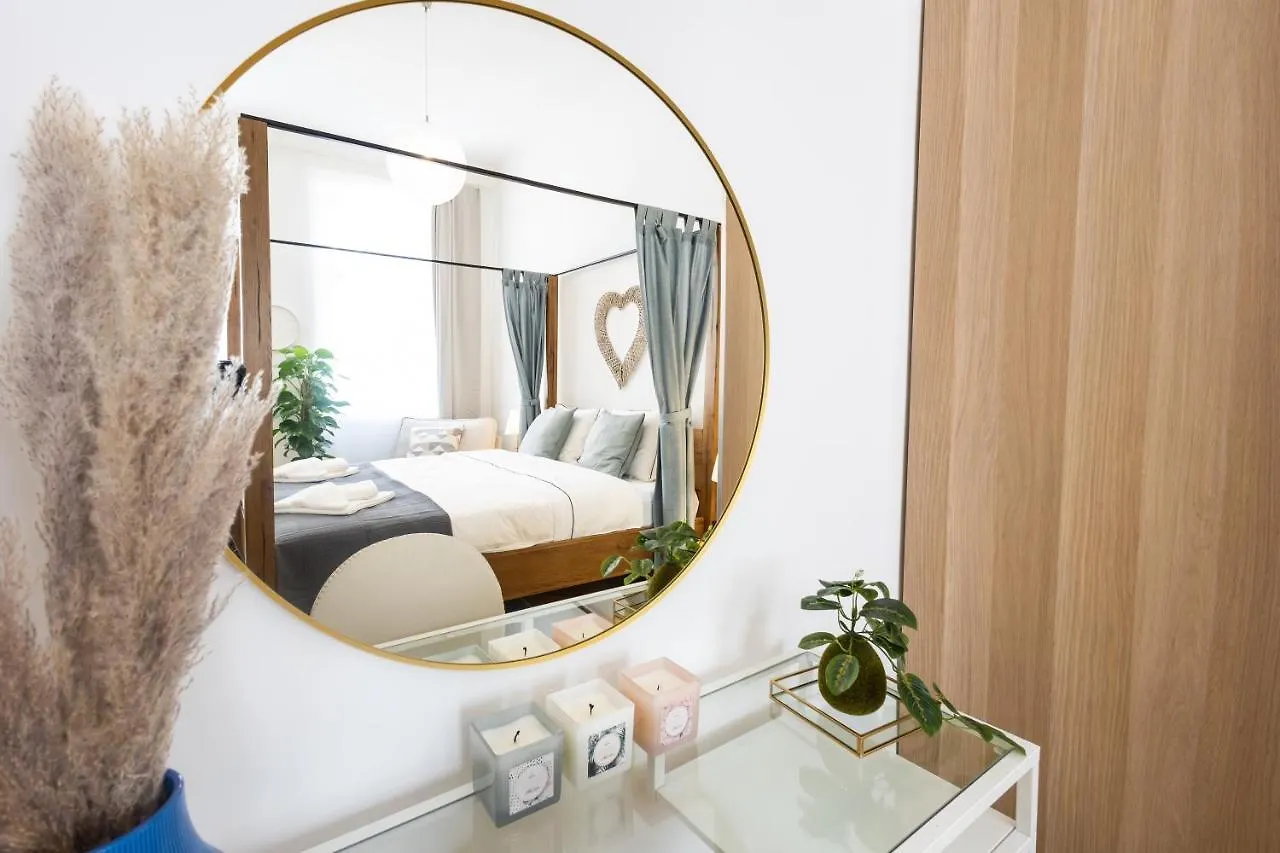 Regal Retreat Intimate Elegance Near Schoenbrunn Palace Vienna 0*,