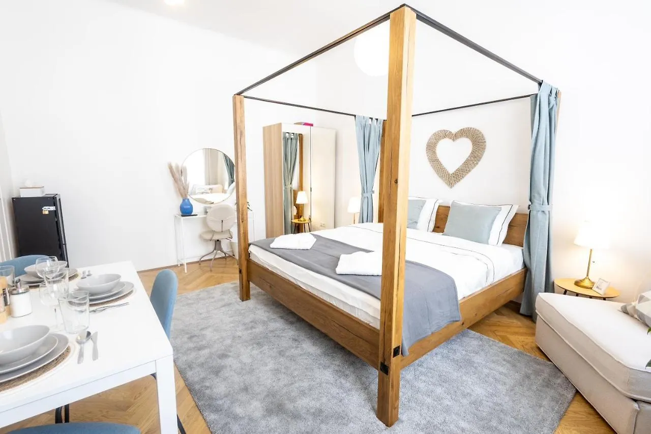 Regal Retreat Intimate Elegance Near Schoenbrunn Palace Vienna 0*,